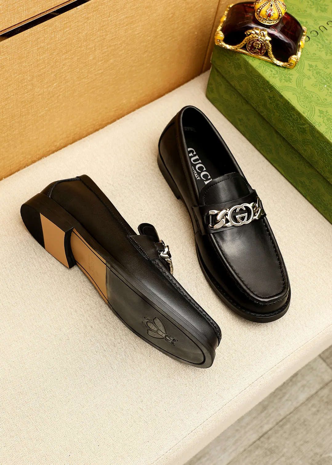 Men's shoes 💰480 💐 Product trademark: GUCCI "Gucci" casual leather shoes Regular size: 38-44 (45.46🉑️customized) Product materials: Selected imported first-layer calfskin embossed upper + luxury hardware buckle, imported water-dyed cowhide leather lining. Strong three-dimensional visual effect, original outsole color: 2 colors available